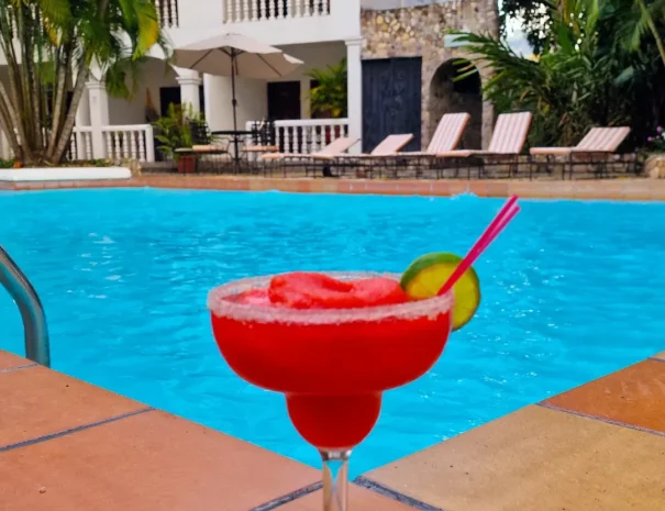 Un daiquiri de cereza, el sol, la piscina... y nada más importa.